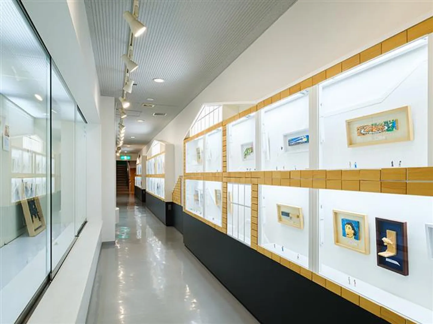 博物館2階 かまぼこ板を使ったアート作品が並ぶギャラリー