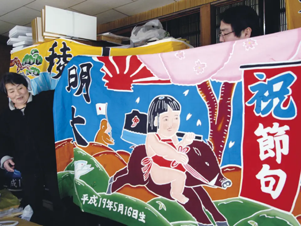 鮮やかな配色の飾り旗は記念品にも重宝される
