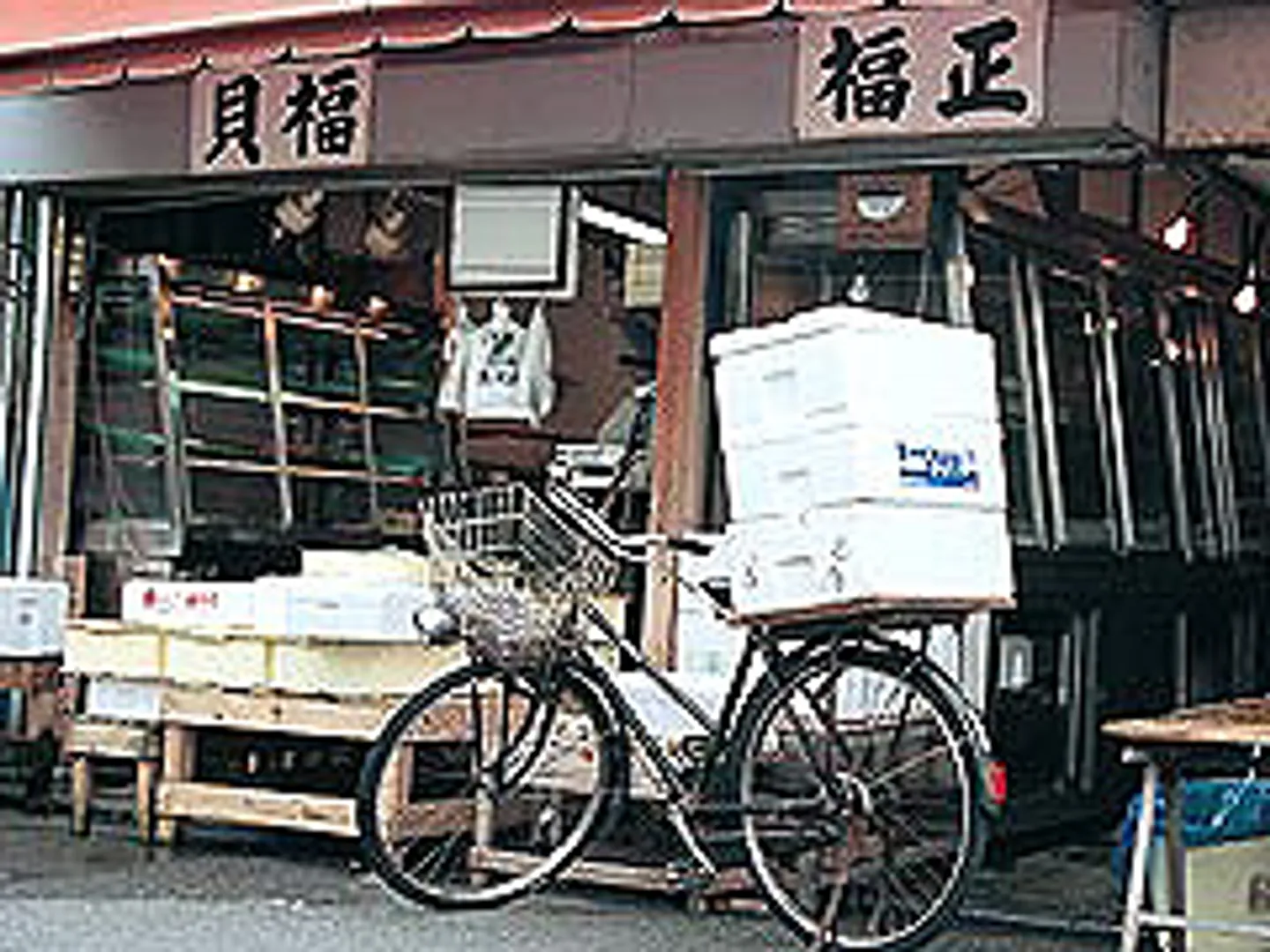 魚は発泡スチロールごと店頭に並ぶ