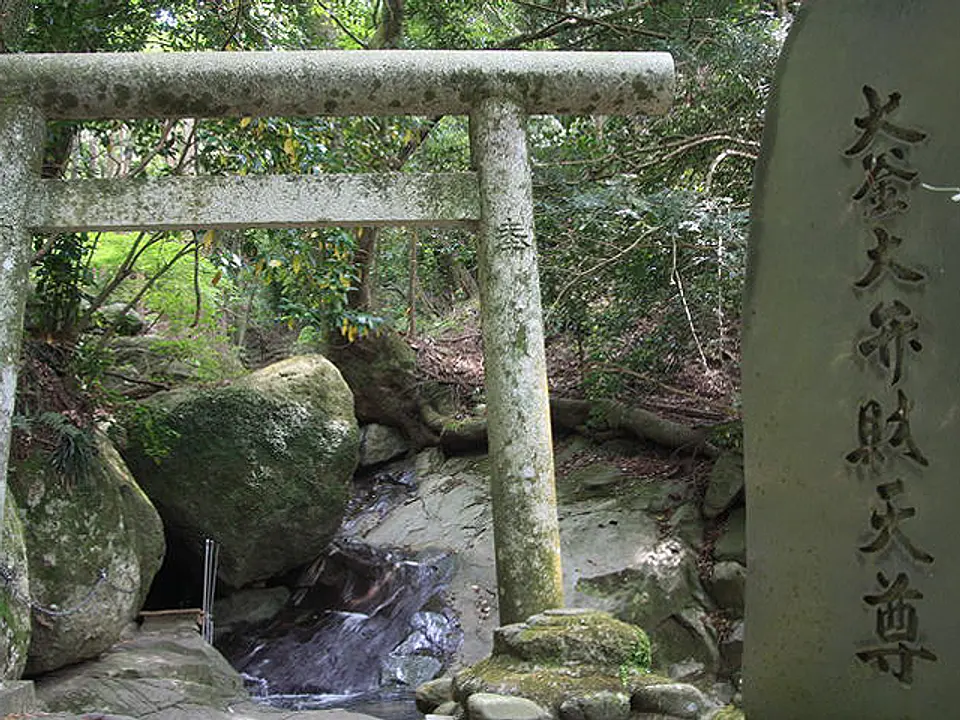 大沢川上流にある弁財天。雨乞いのために祭られたもので、滝つぼが釜型をしているためにこの名がつけられた