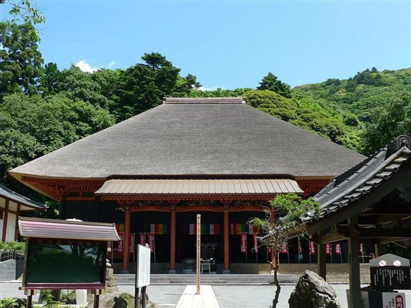 日本最大級の茅葺き屋根が特徴の本堂