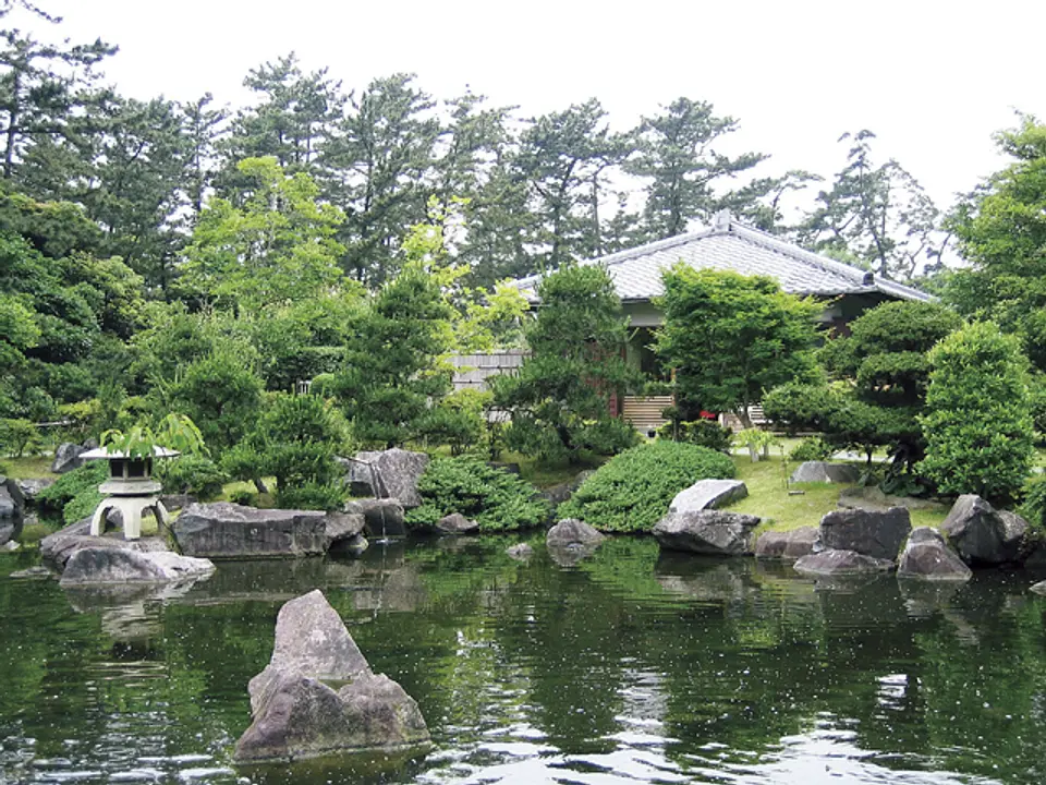 見事な日本庭園を眺めて、ゆっくり散策を楽しもう