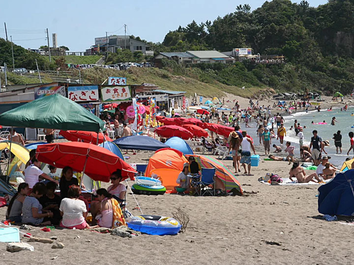 夏期は海水浴場として賑わう