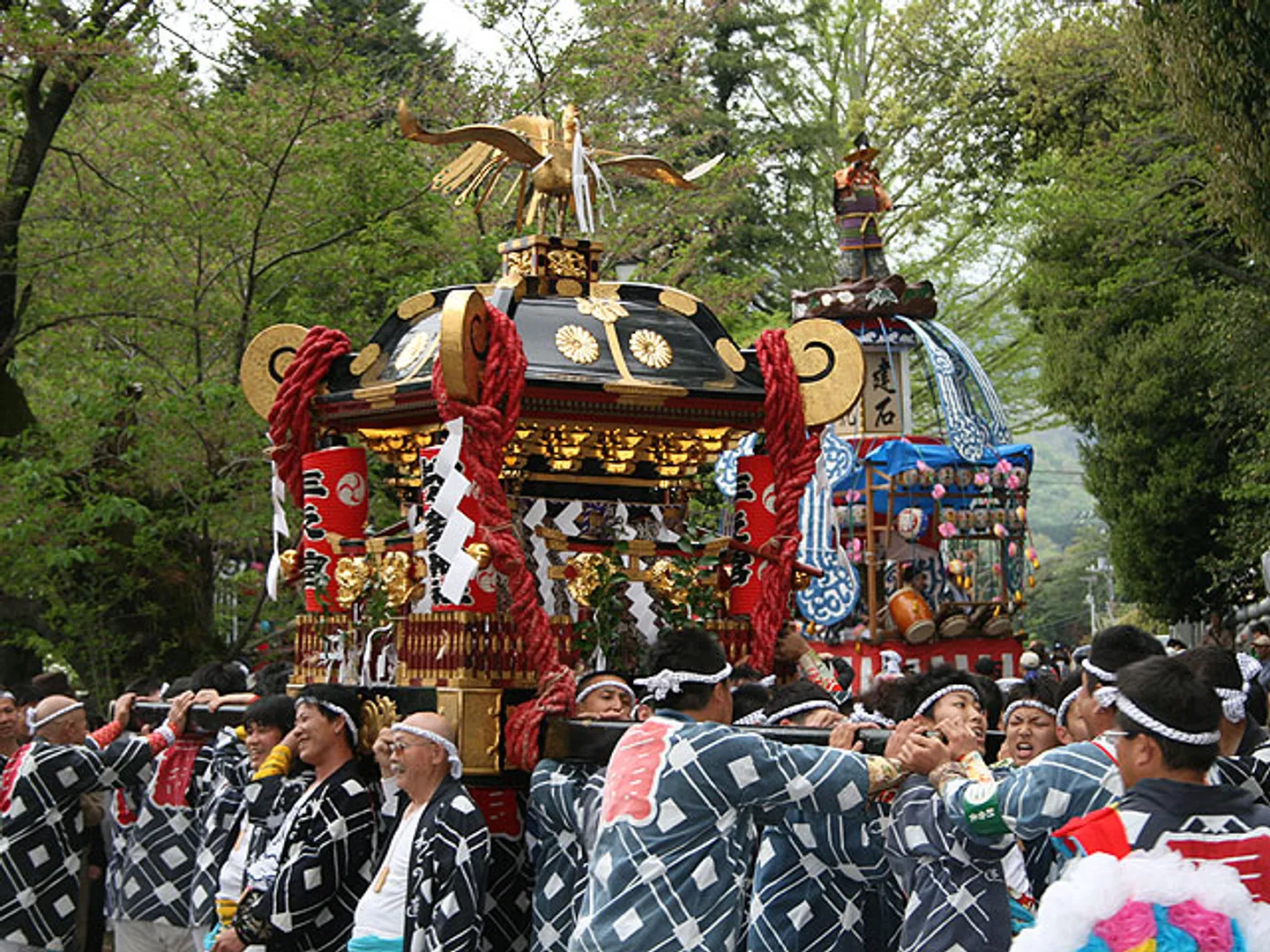 神輿と人形山車(例祭4月22日)