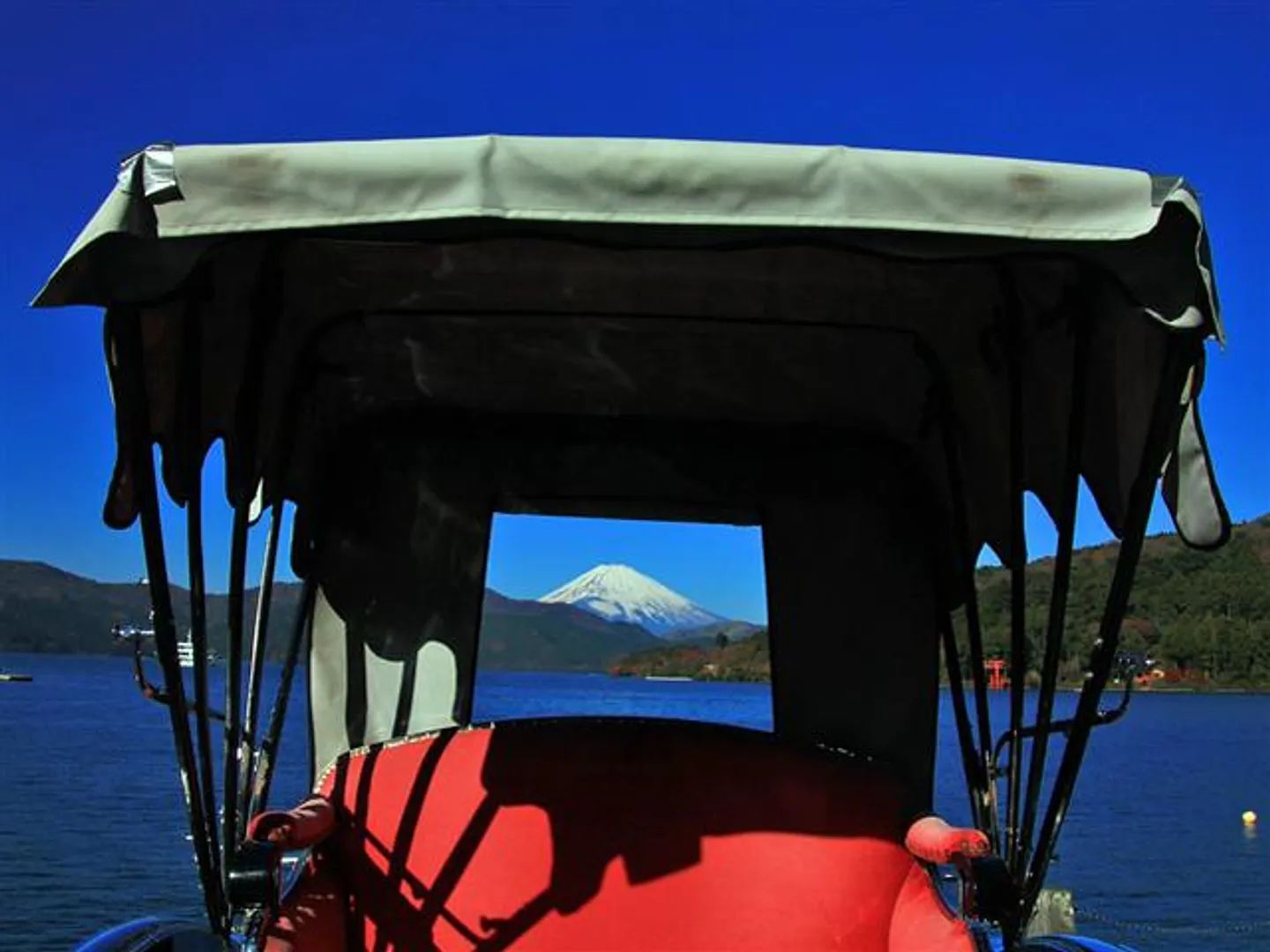 元箱根湖畔園地にて 幌小窓より富士山