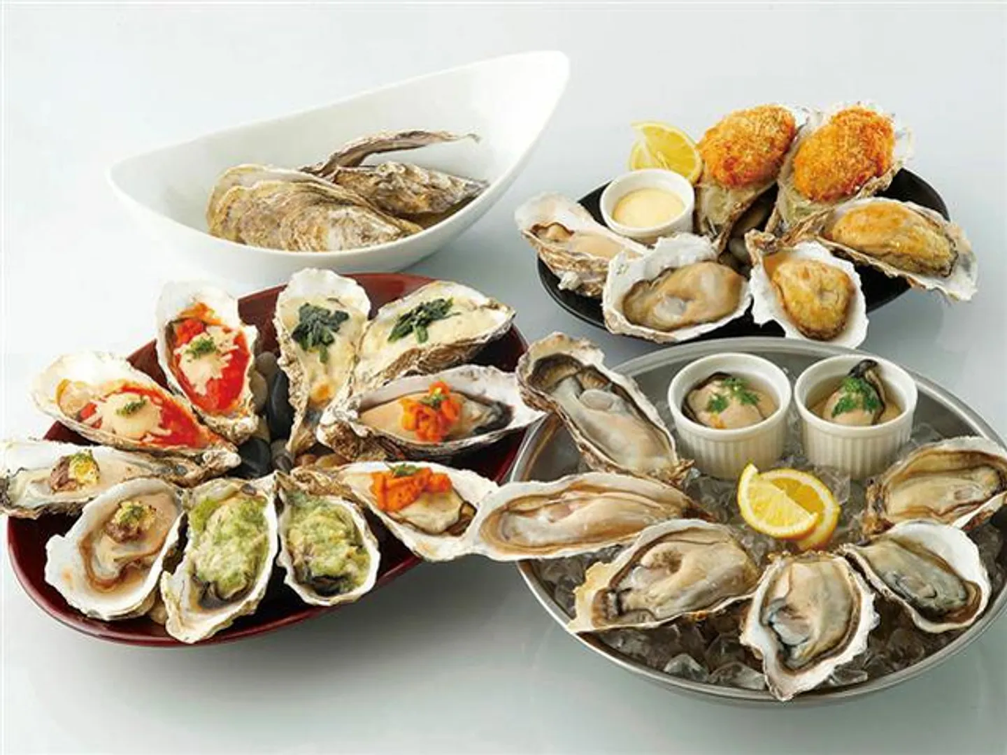 生牡蠣や焼牡蠣などを揃えたオイスターセットは定番人気のセット(内容は季節により変わるので要確認)