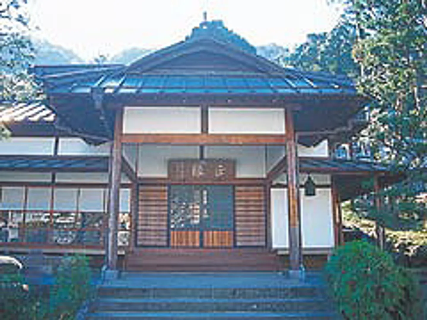 春には境内のしだれ桜が楽しめる