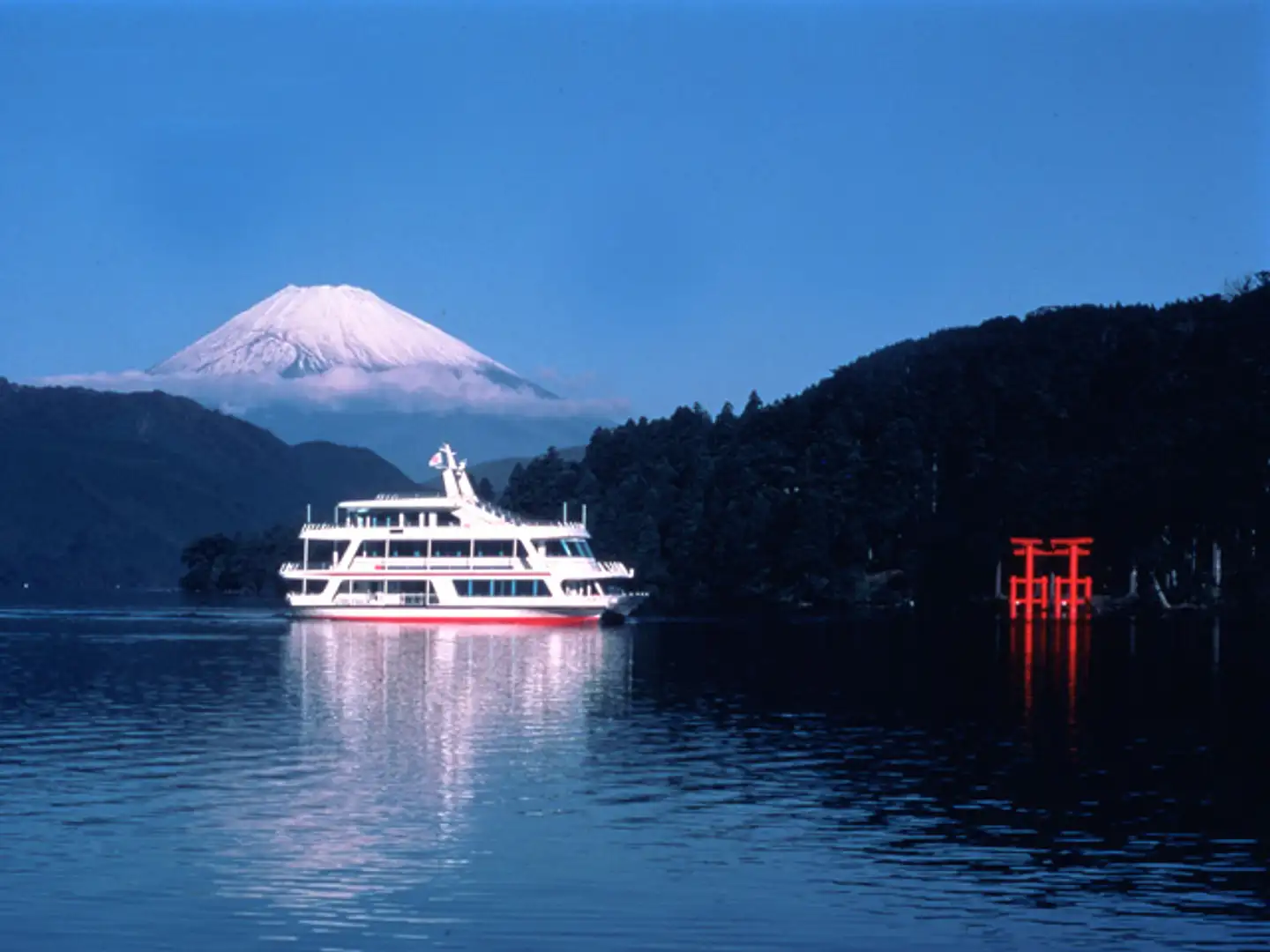 箱根 芦ノ湖遊覧船 | スポット一覧 | かながわ 横浜観光なら