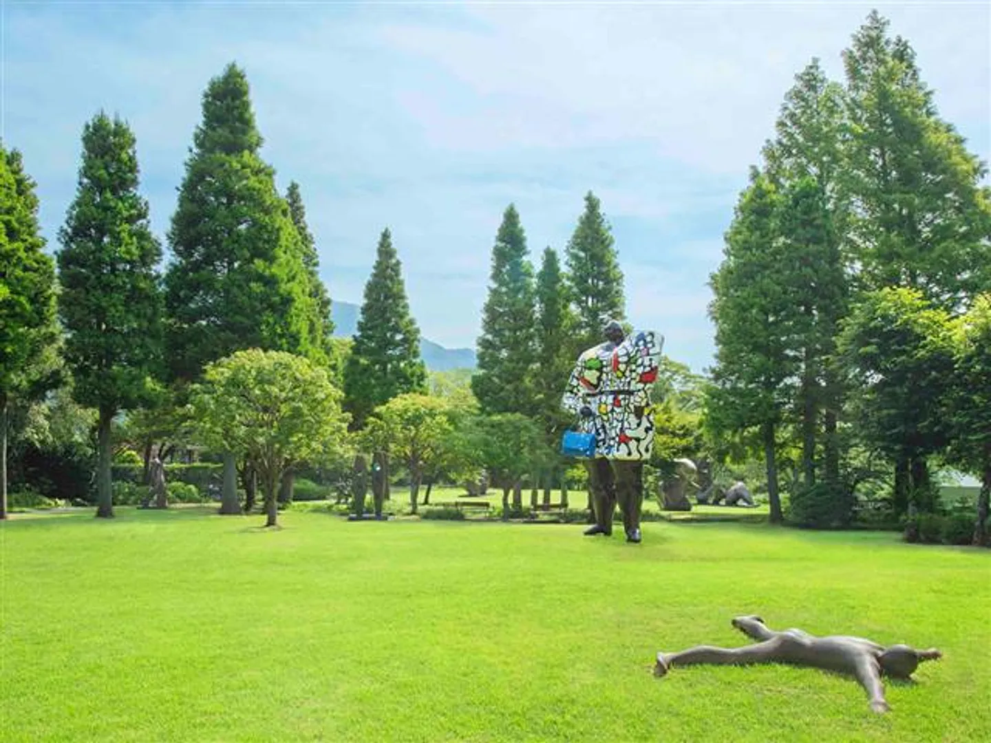 彫刻作品と箱根の自然が調和する