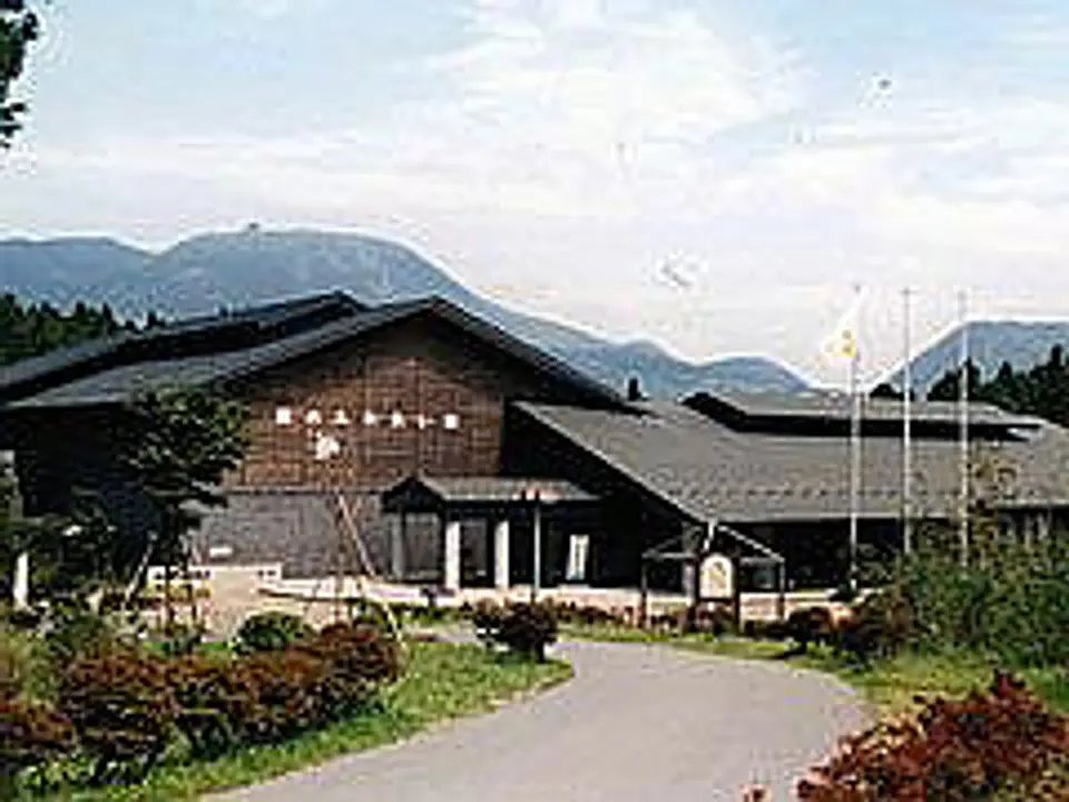 44ヘクタールもの広大な森林公園内に佇む