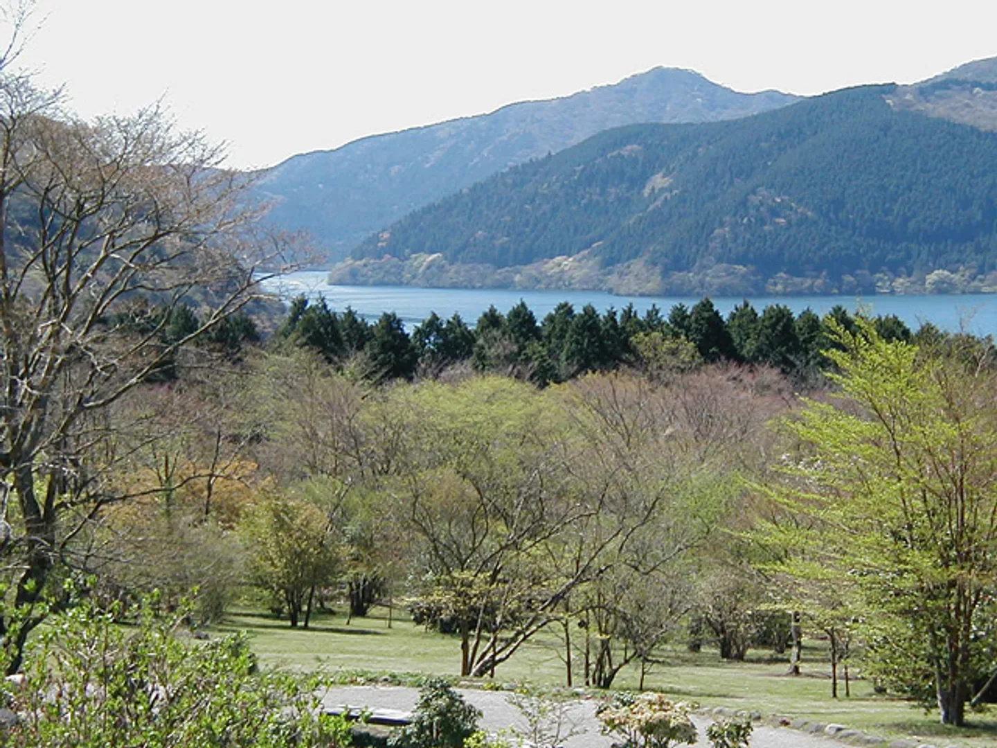 広々とした芝生が広がる湖尻園地