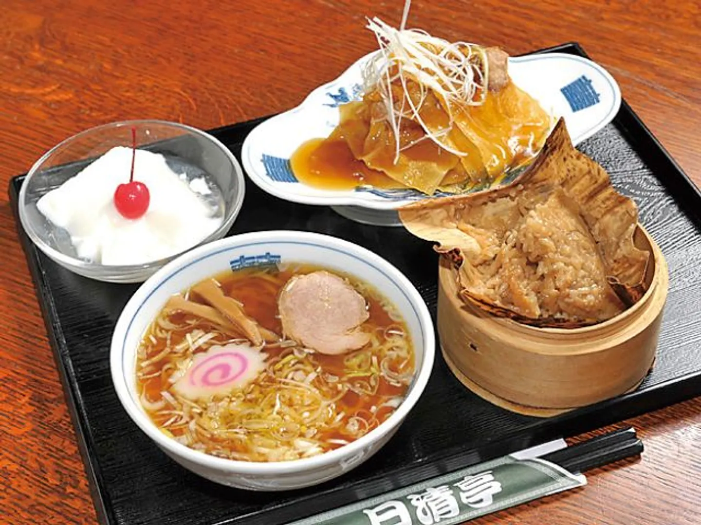 ハイカラ逸品定食(ハーフラーメン・あげワンタン・ちまき・デザート3種類もしくはグラスビール付き)
