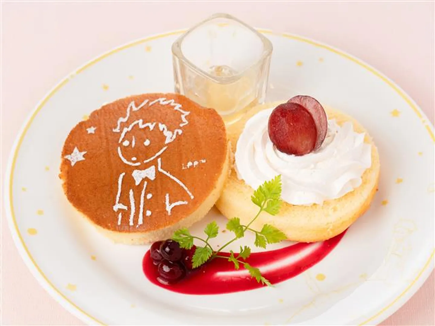 一番人気のスイーツ「王子さまのふわふわパンケーキ」誕生日の方は、特別な絵柄に変更できる(要予約)