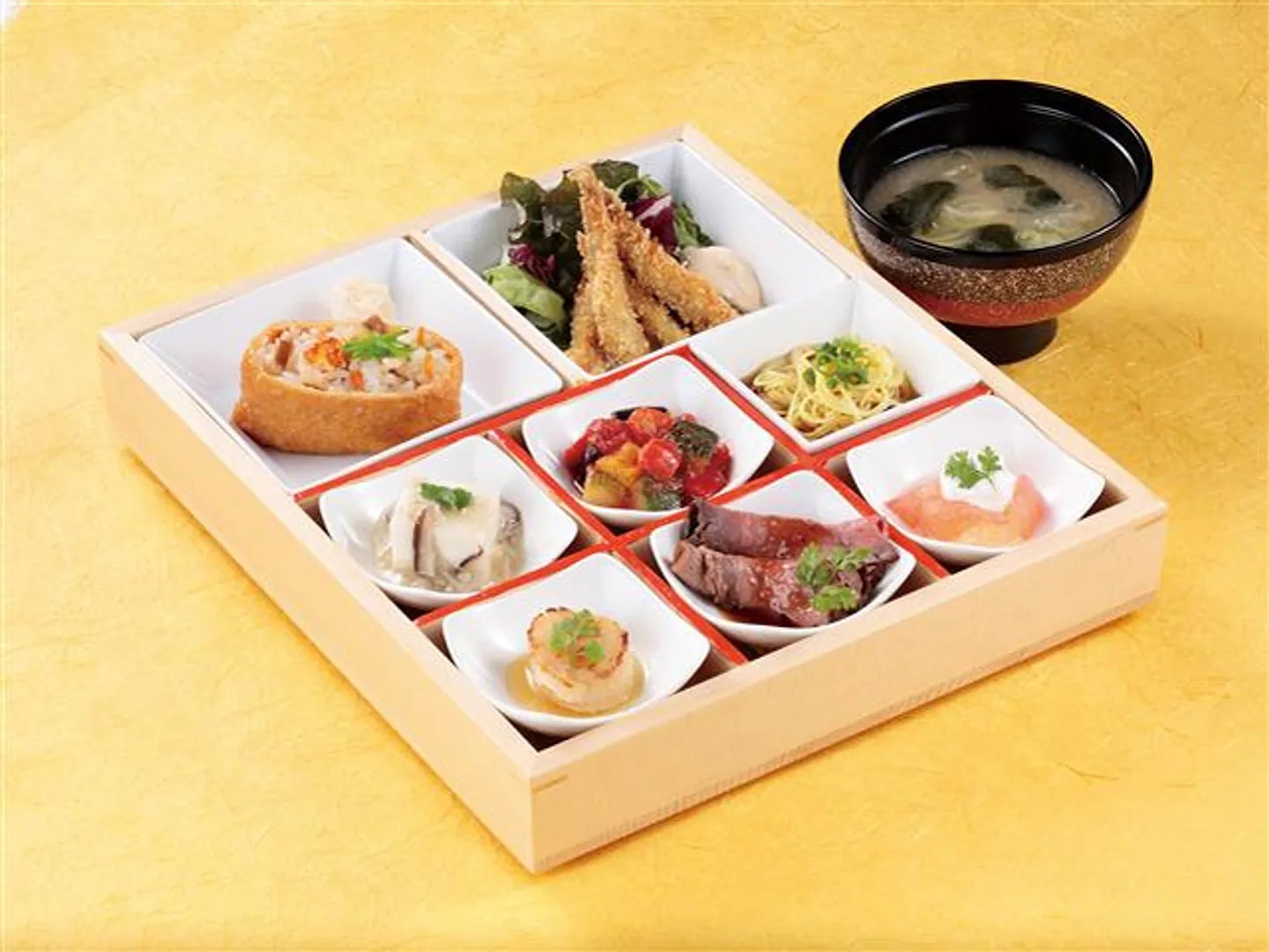 彩とりどりの食材をちりばめた「はこね開運玉手箱」数量限定