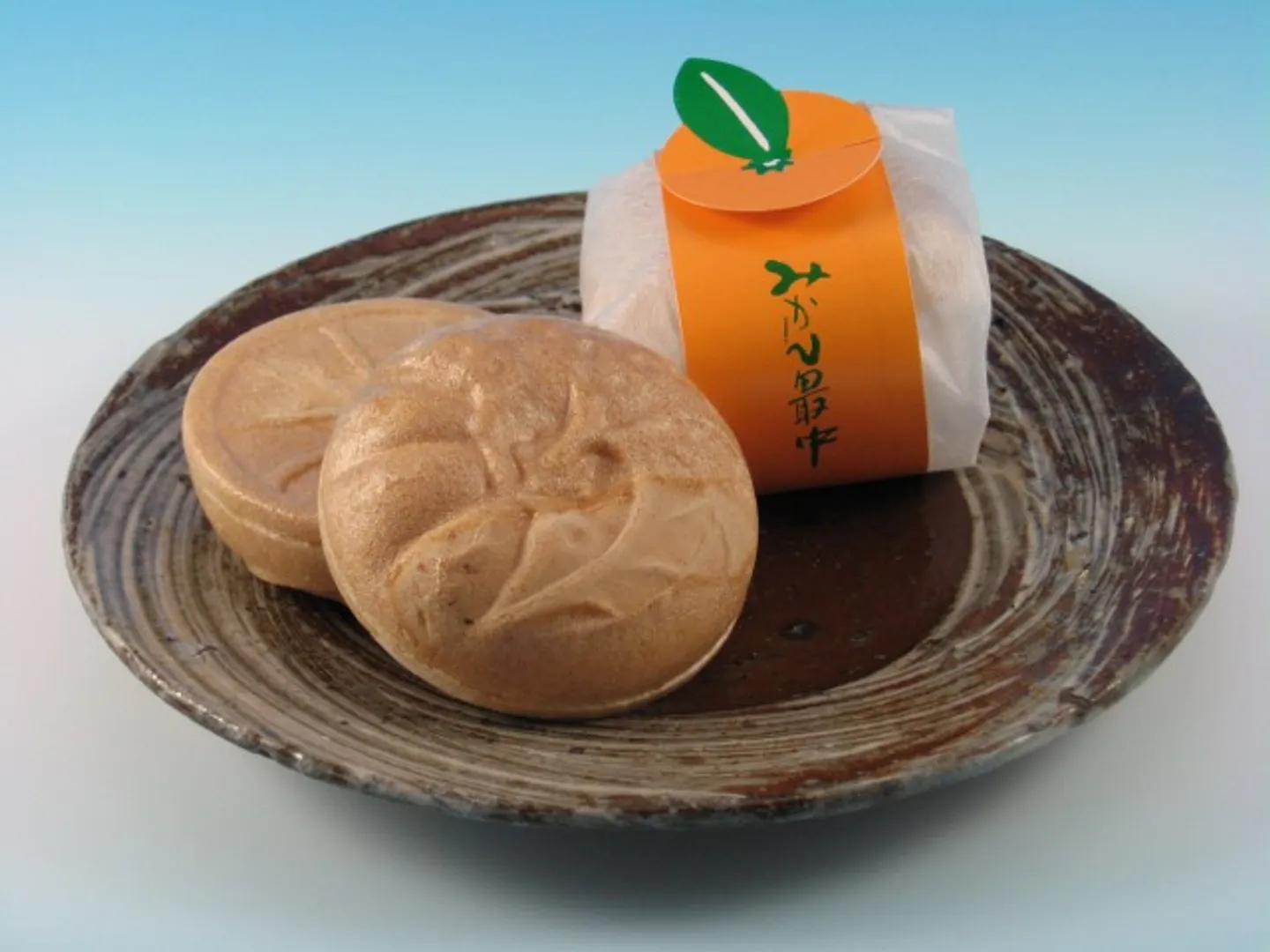 白あんにみかんの味を練り込んだ人気のみかん最中