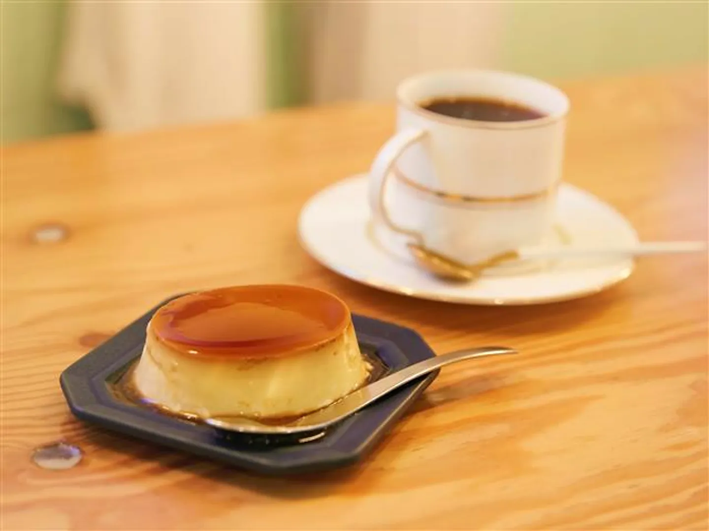 お店自慢のブレンドコーヒーと小判形の自家製プリン
