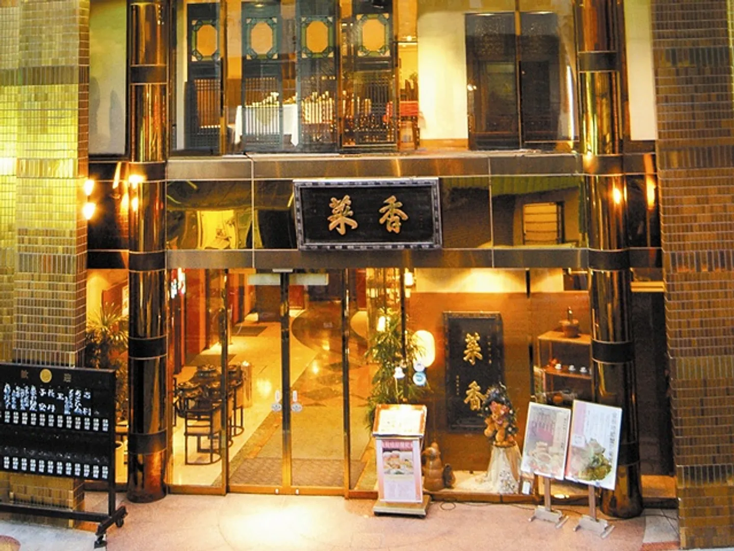 5階建ての大型店舗 個室、宴会場も完備している