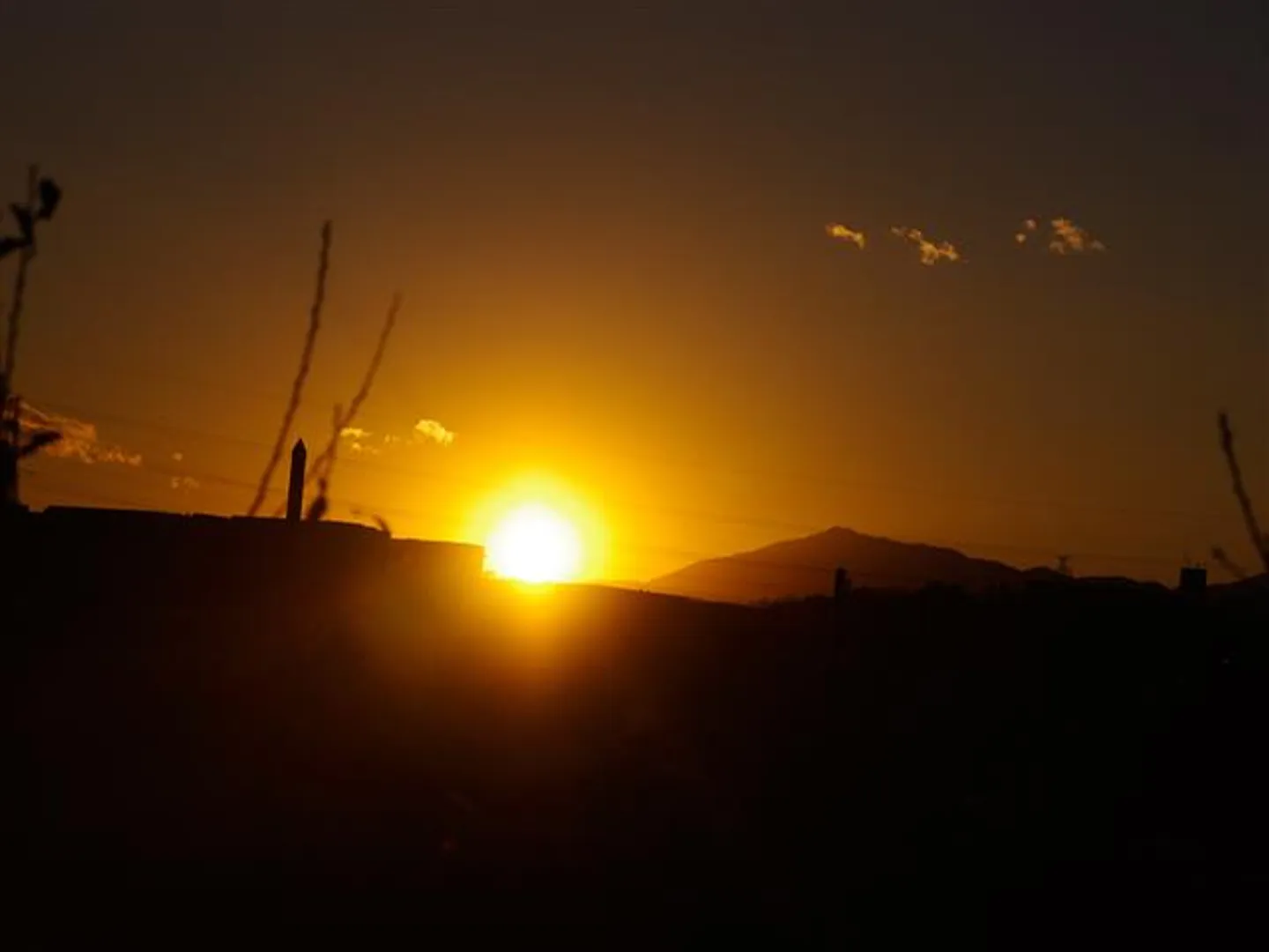 大山と夕日