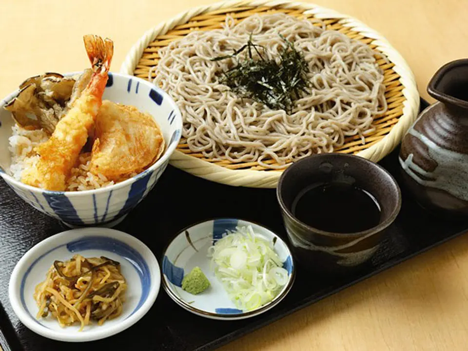 リーズナブルで人気のざるそばとミニ天丼セット