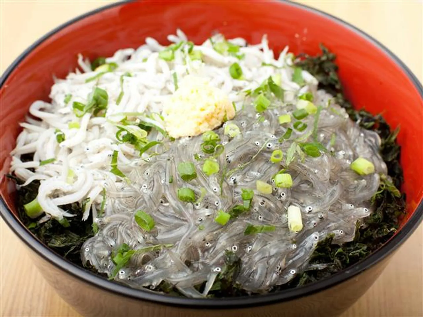 生しらすと釜揚げしらす半分ずつの丼
