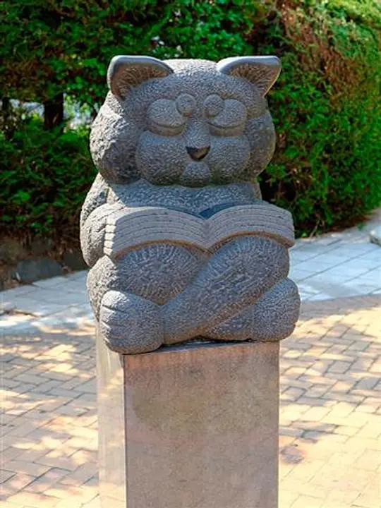 本を読むネコ