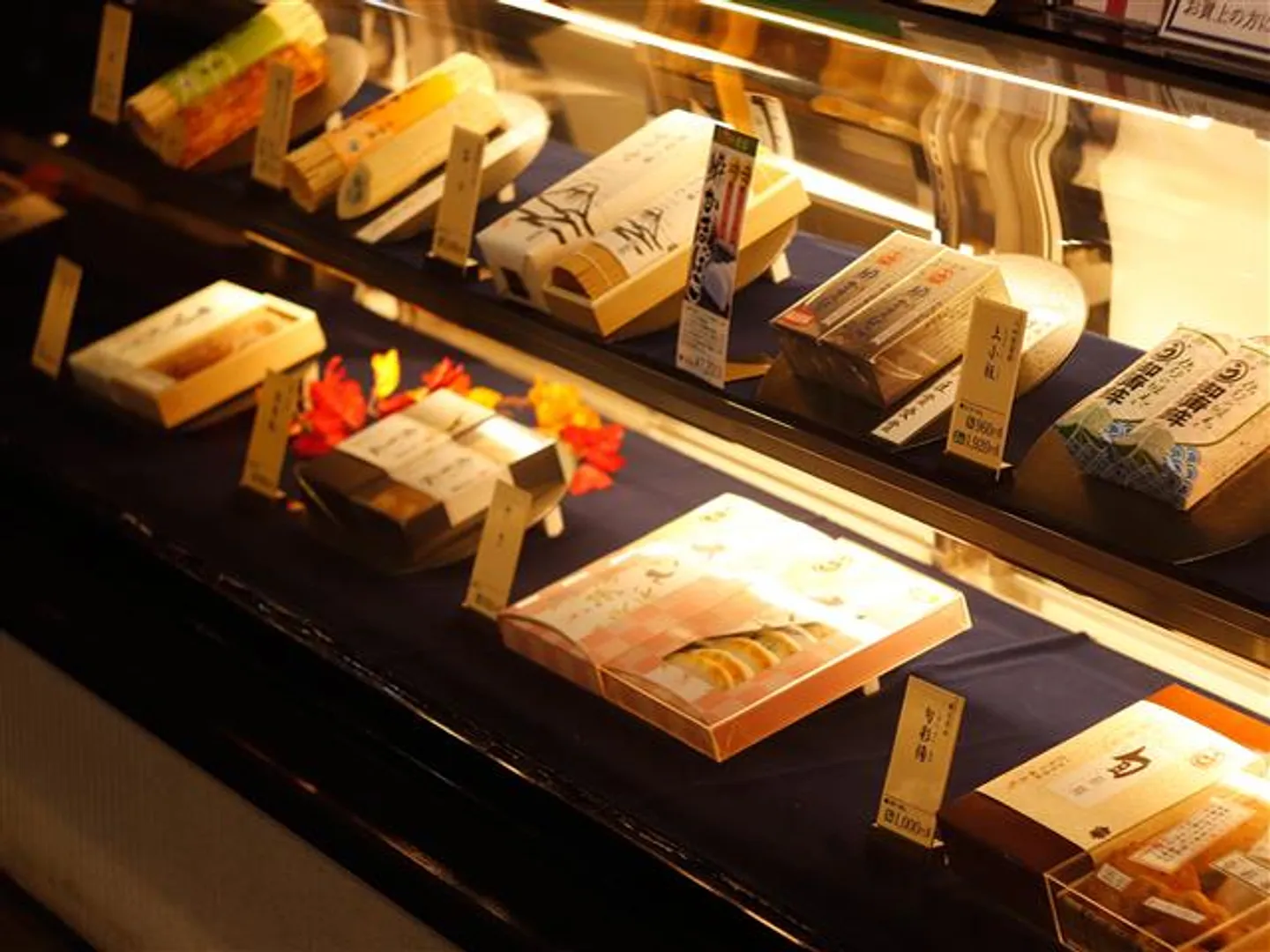 ショーケースには「小田原蒲鉾」「だて巻」など定番商品が並ぶ