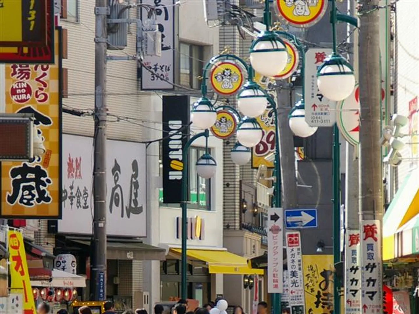 賑わいを見せる商店街