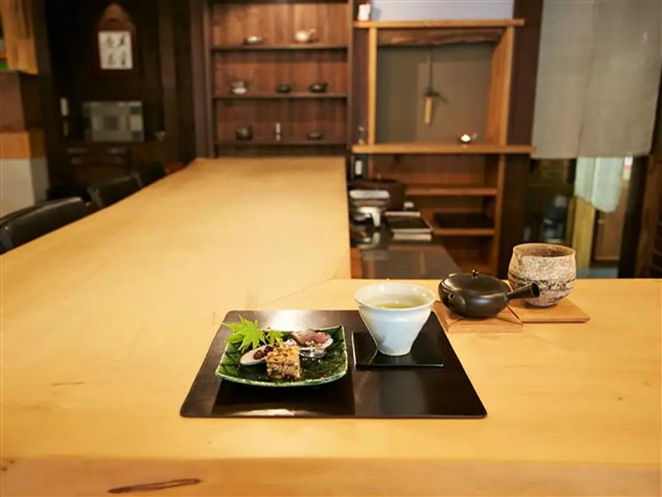 イチョウの一枚板のカウンターが素敵な店内