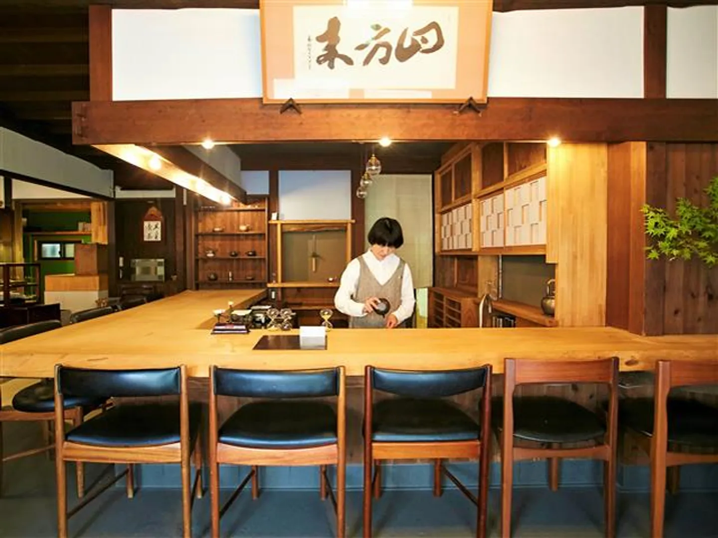 お茶アドバイザーの店主が丁寧に淹れてくれる