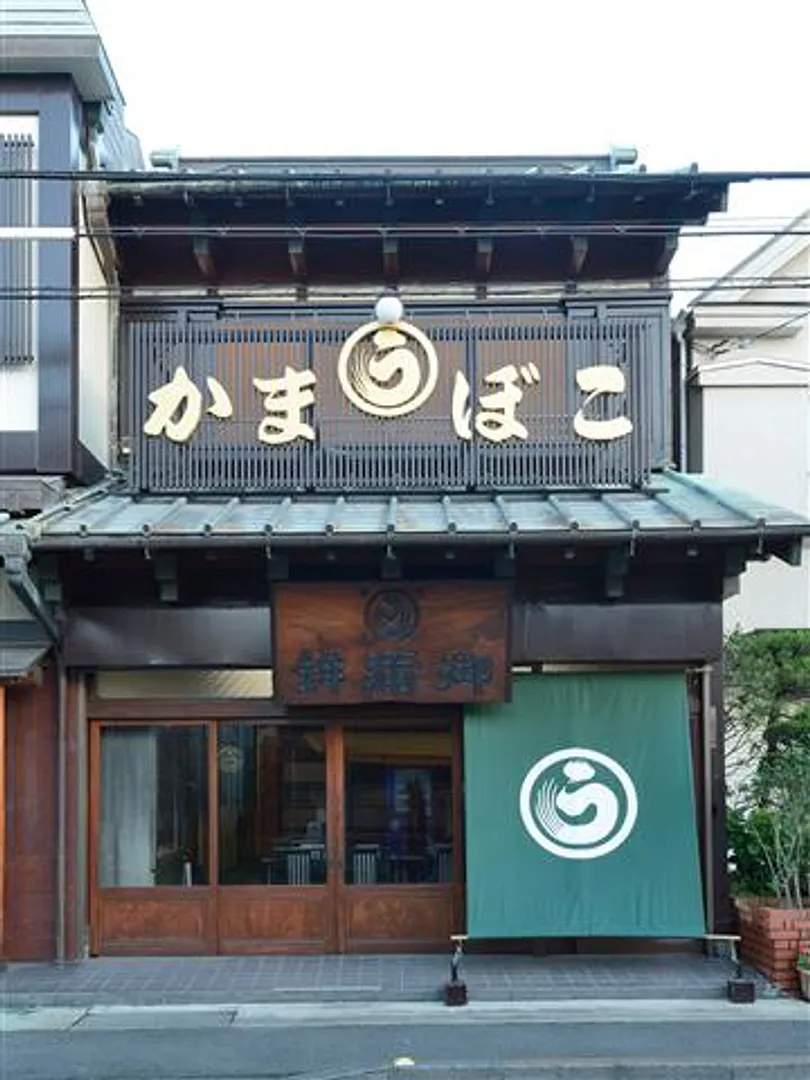 店舗右部に昭和初期の店舗が残る