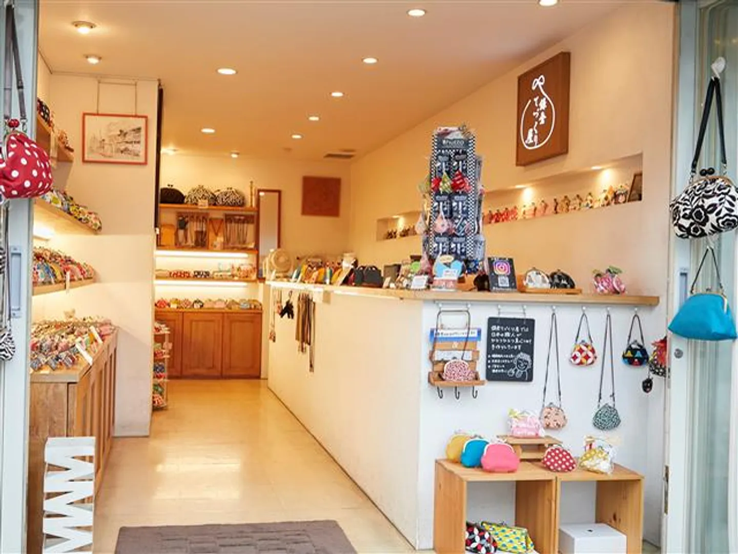店内では財布のみならずさまざまながま口を扱う