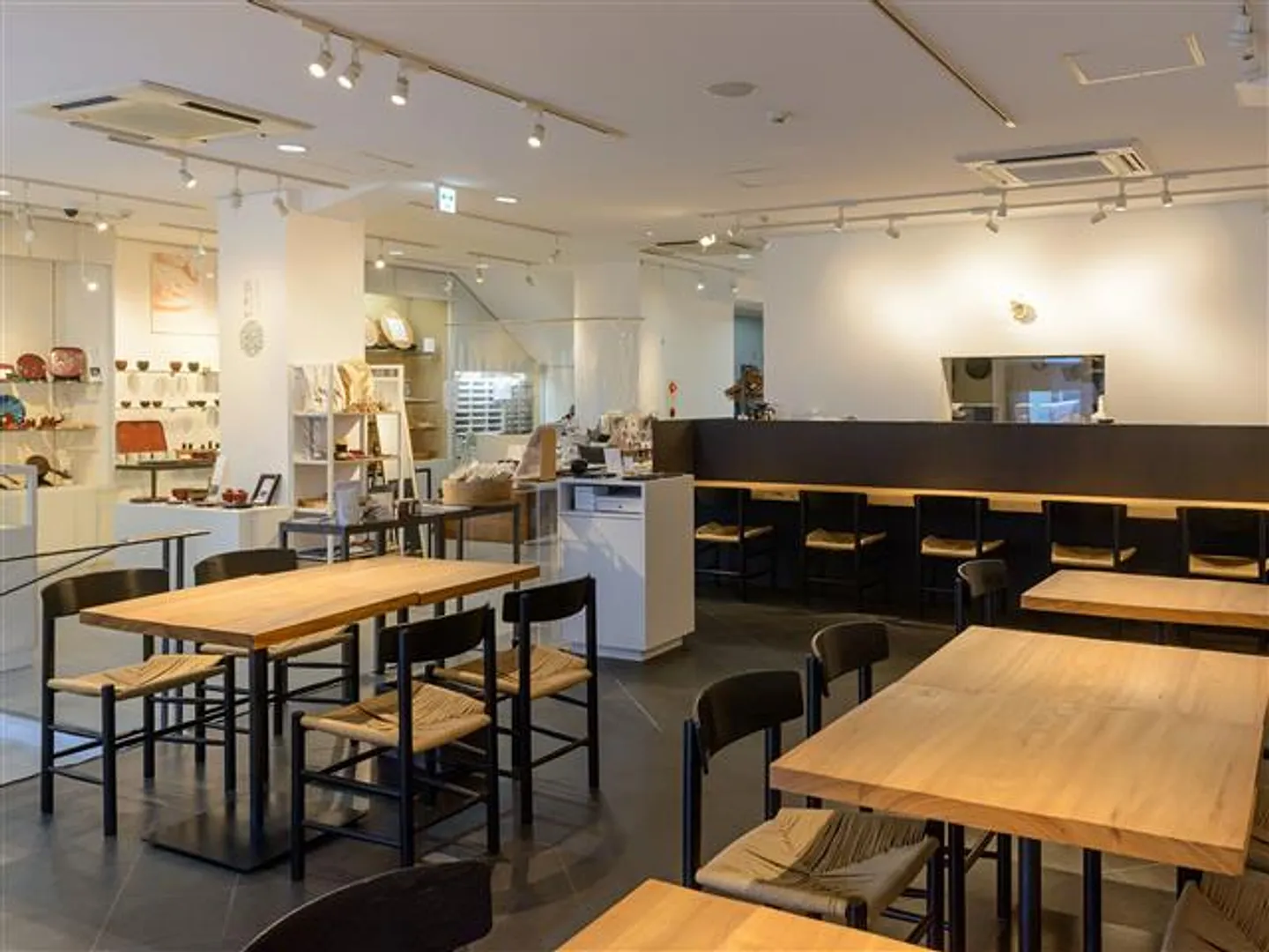 スタイリッシュな店内