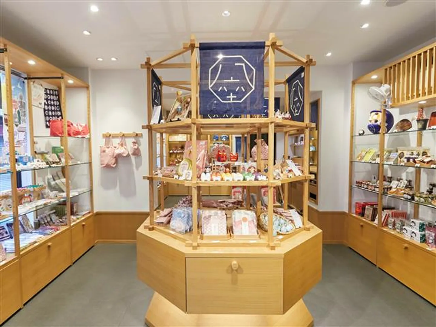 鎌倉・湘南・神奈川産の縁起ものが集う店内