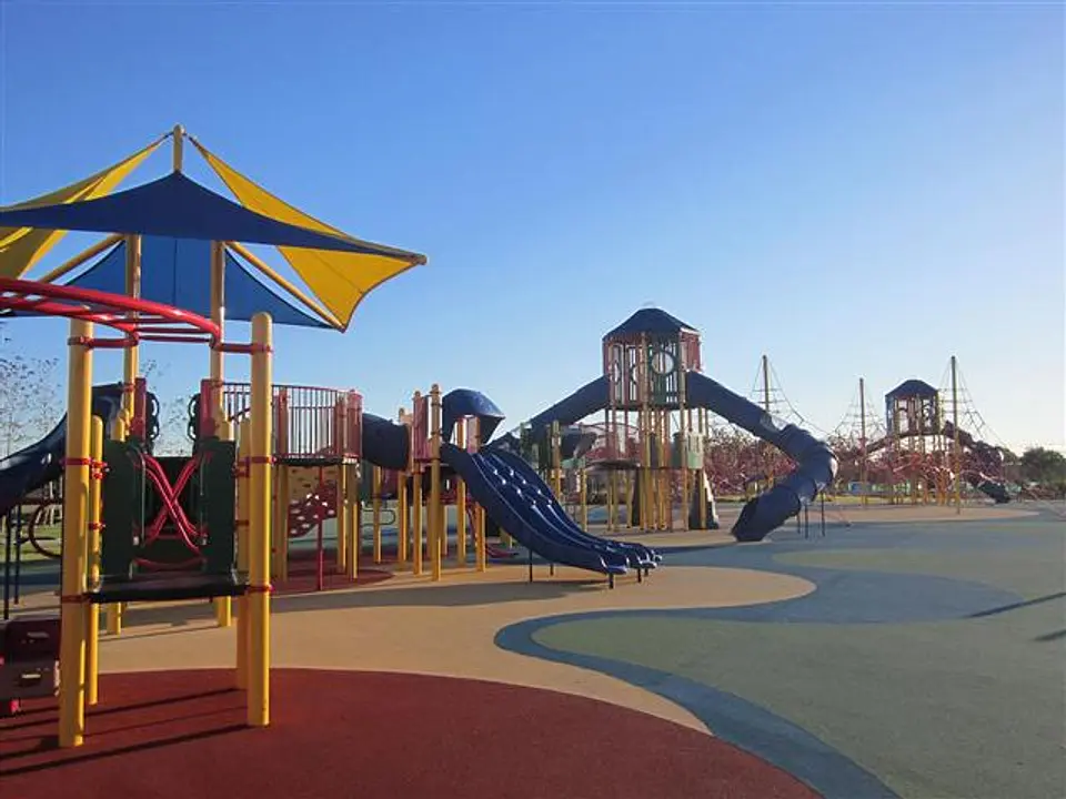 子どもたちがわくわくする、沢山の遊具が繋がっている大型複合遊具