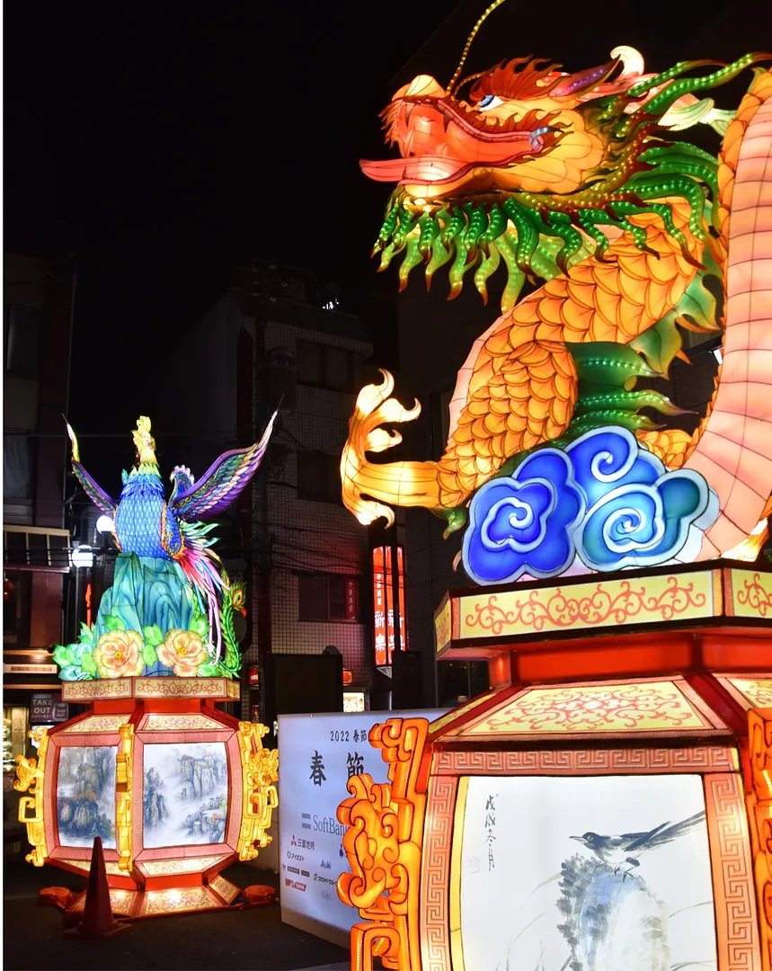 山下町公園の「龍」（右）と今年新たに設置した「鳳凰」のランタンオブジェ