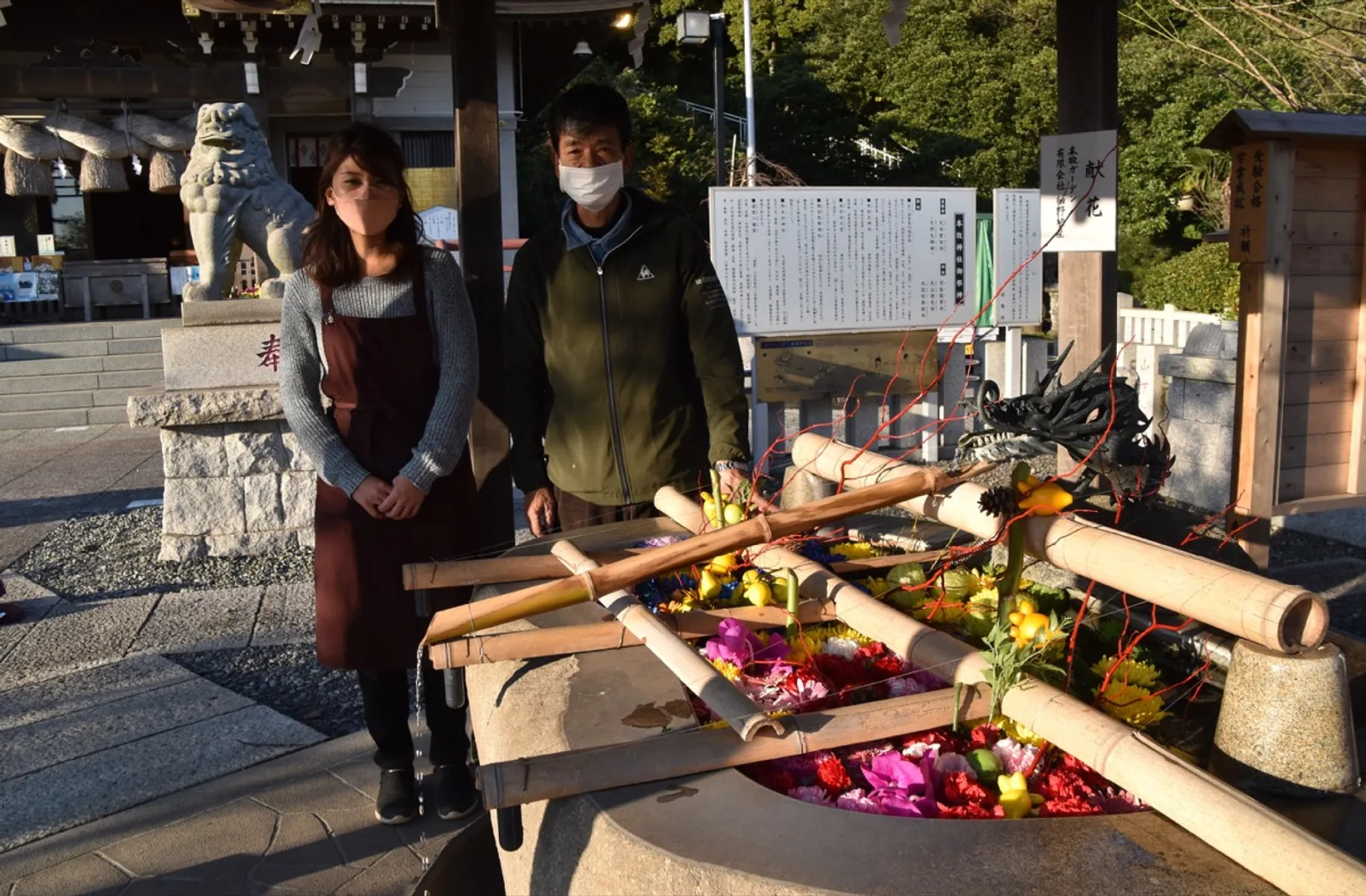 親子で花手水を奉仕する細野さん（右）と娘の紀美子さん