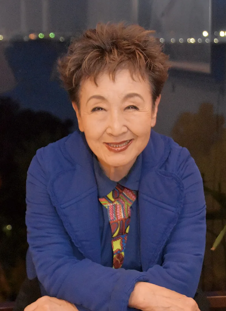 横浜港を背に加藤登紀子さん（11月12日撮影）