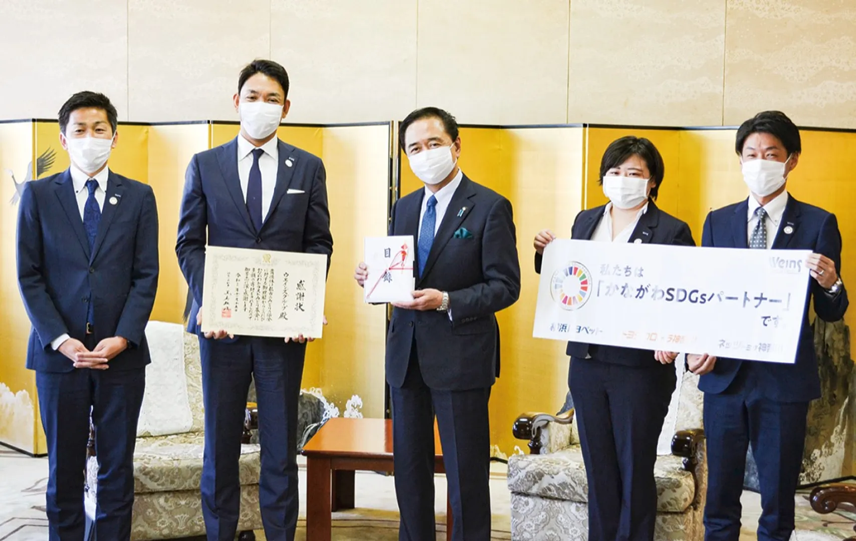 宮原社長（左から２番目）と黒岩知事（中央）