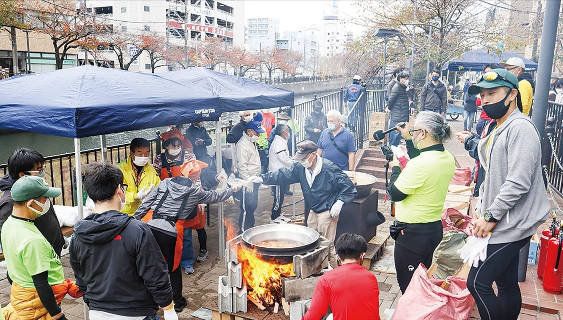 参加者で炊き出し（主催者提供）