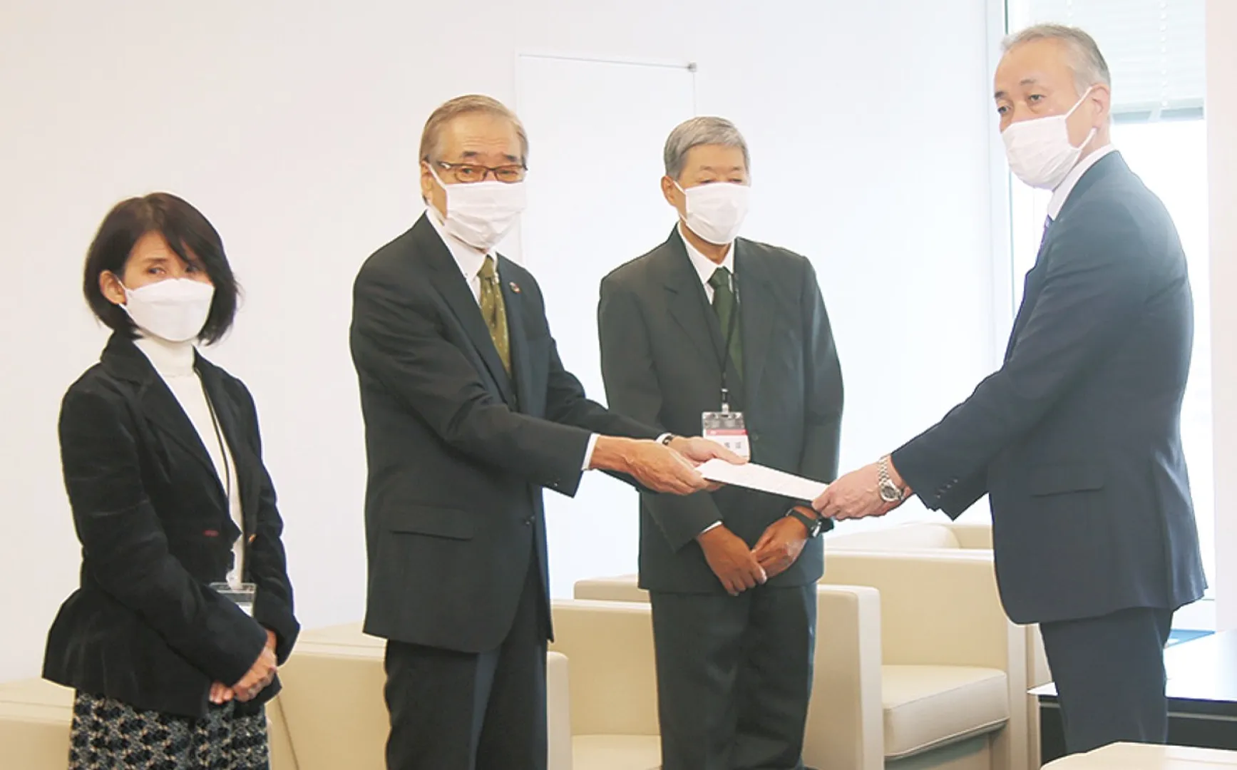 平原副市長（右）に要望書を手渡す齊藤氏ら市民団体の関係者