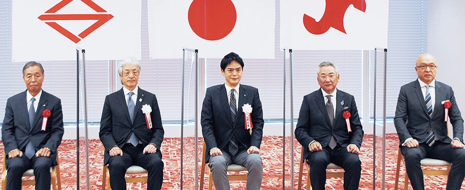 産業功労者表彰式にて（左から小俣社長、上野会頭、山中市長、星野社長、李社長）