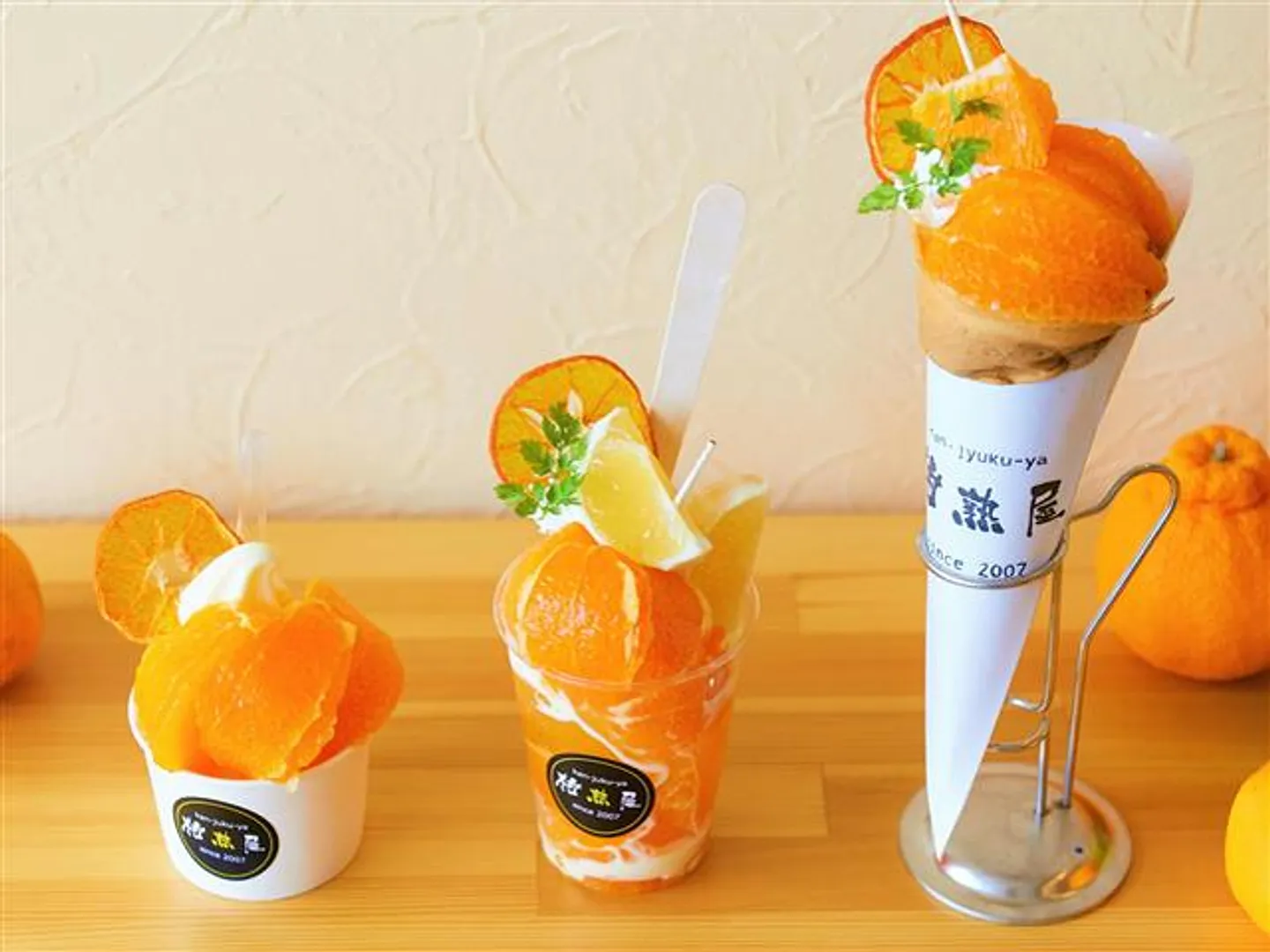左から「みかんソフト(生みかんトッピング)」、「みかんパフェ」、「みかんクレープ」