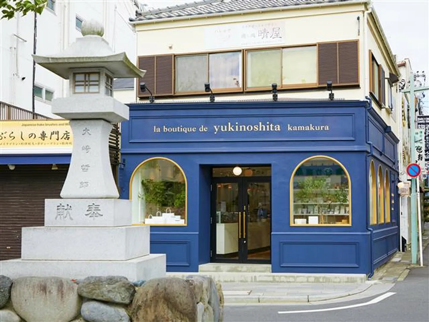 若宮大路沿いに立つパティスリー