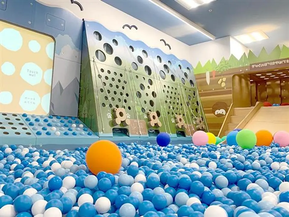 ボールプールの壁面には、ボールを使って遊べる遊具が多数