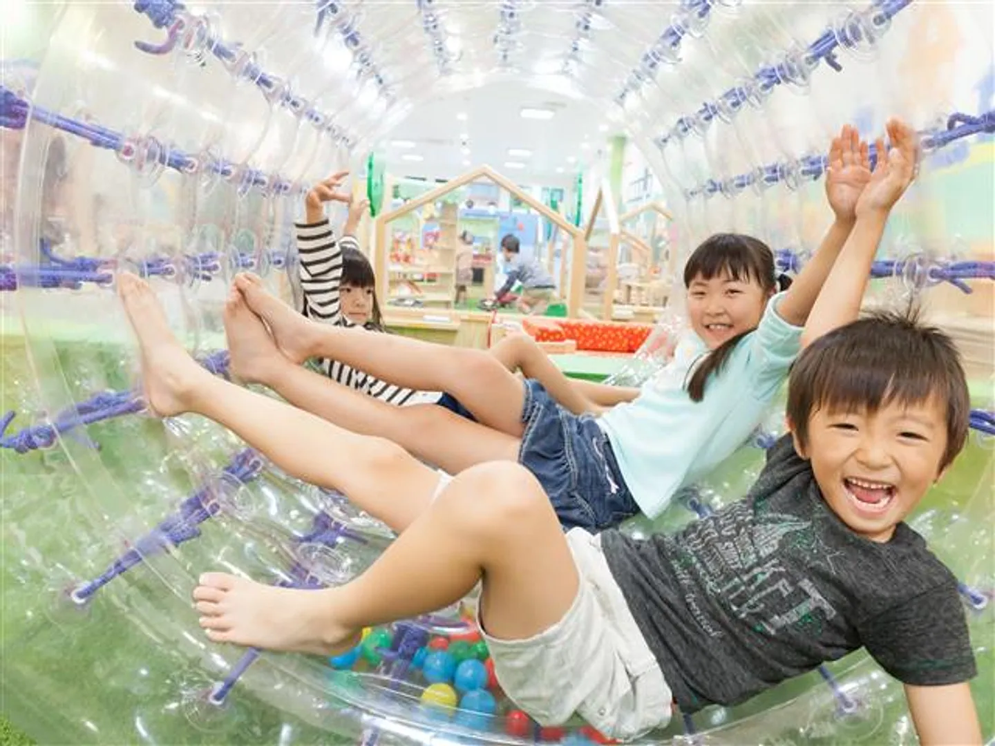 回転する遊具の中ででんぐり返しやハイハイして遊ぼう