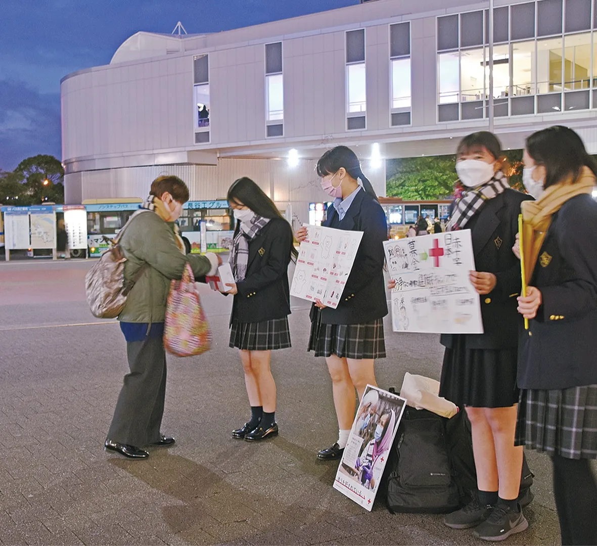 駅前の広場で募金を行う生徒たち（14日）