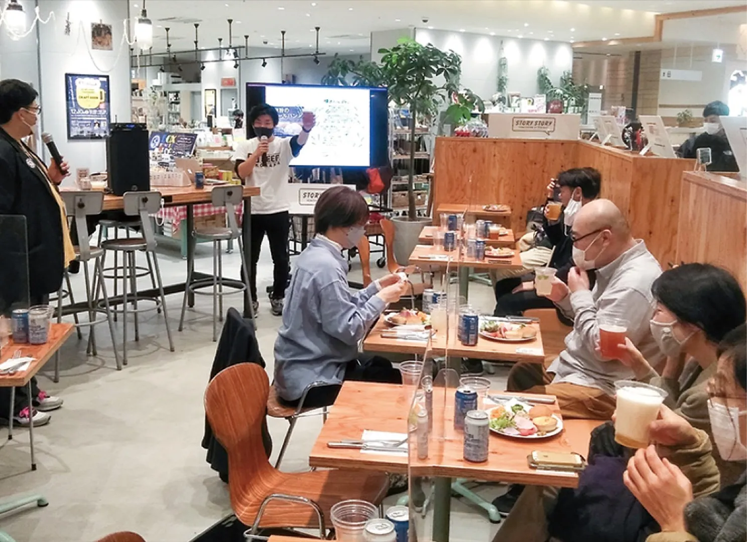 ビールとカフェの料理を楽しみながら話を聞く参加者たち