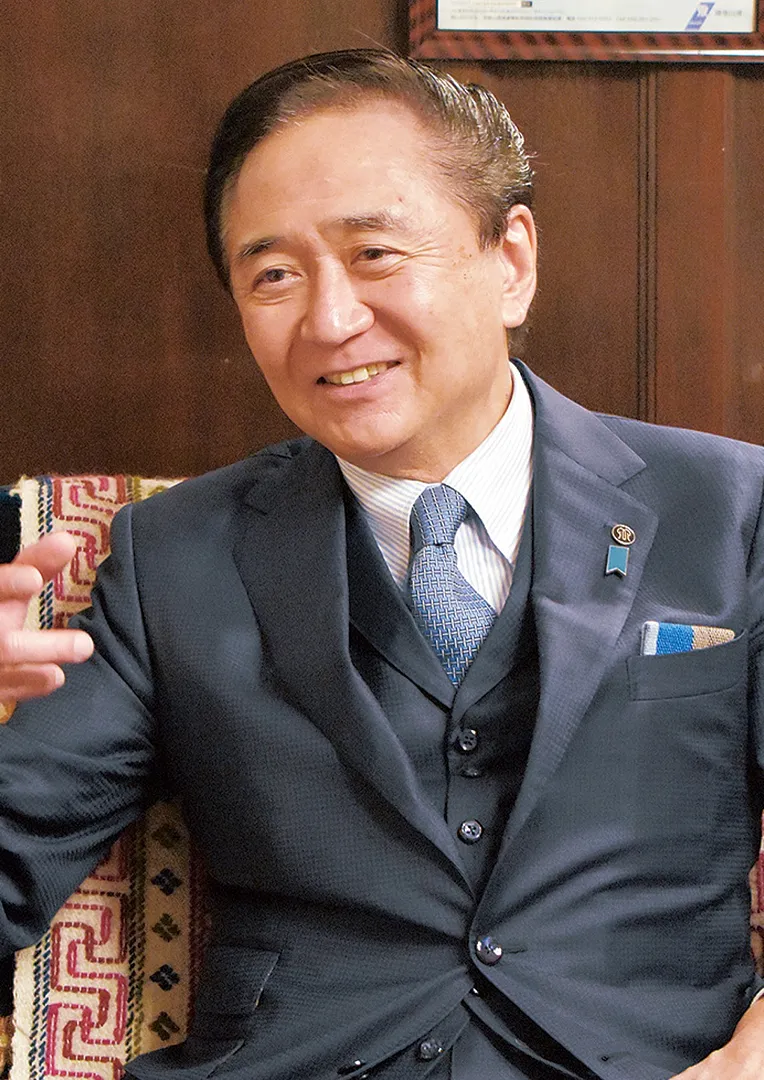 インタビューに答える黒岩祐治知事