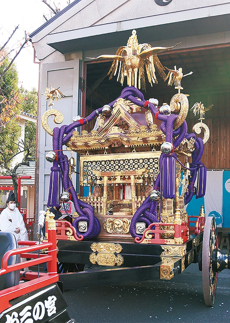 運び出される「千貫みこし」（12月5日）