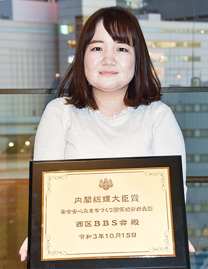 表彰の盾を手にする橋本代表